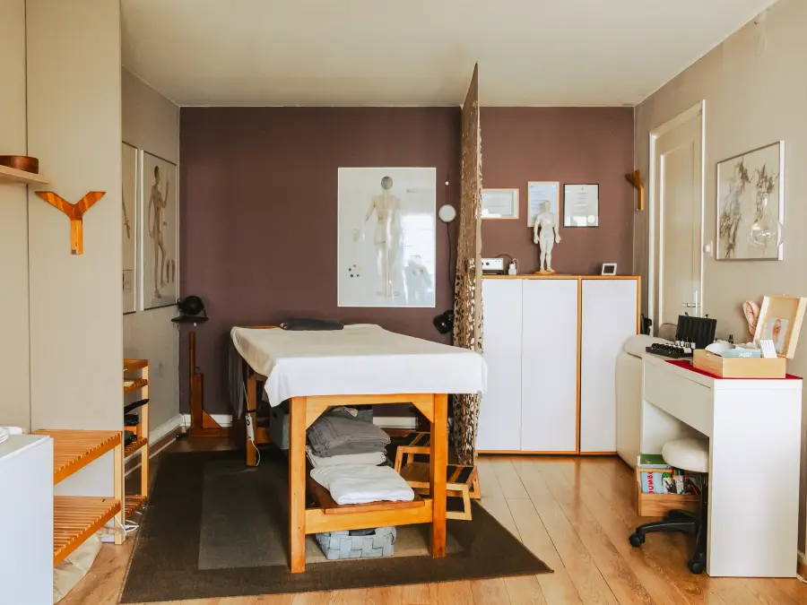 Salle de soins équipée pour les thérapies